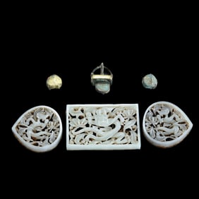A set, china Liao Dynasty white jade dragon-patterned belt buckles