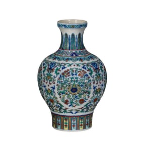Chinese Qing Dynasty Qianlong period Doucai coiled flower pattern plate mouth bottle