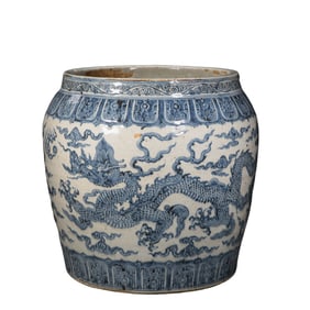 Chinese Ming Dynasty blue and white dragon pattern vase