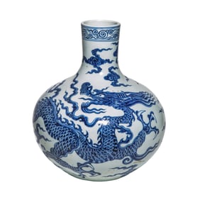Chinese Ming Dynasty blue and white dragon pattern long-necked vase
