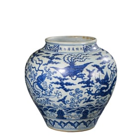 Chinese Ming Dynasty Wanli period blue and white dragon and phoenix pattern jar