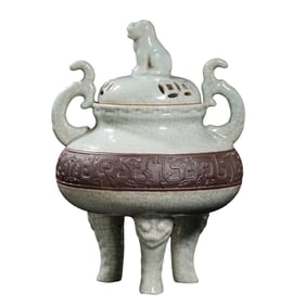 Chinese Qing Dynasty Qianlong period double-eared three-legged incense cover stove