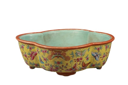Chinese Qing Dynasty Qianlong period powder-colored butterfly love pattern crabapple washbasin