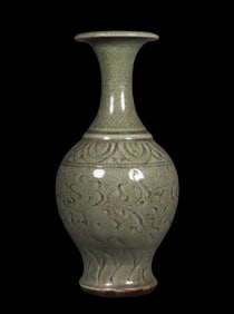 China Ming Dynasty Longquan flower pattern long-necked bottle