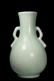 Guan ware double-eared vase from the Qing Dynasty, China