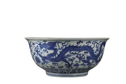 Chinese Ming Dynasty Jiajing period blue and white dragon pattern bowl