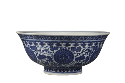 Chinese Qing Dynasty Qianlong period blue and white flower pattern bowl