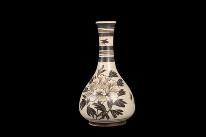Long-necked Vase with Floral Pattern from Jizhou ware, Southern Song Dynasty