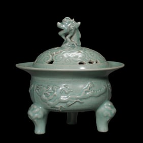 Celadon dragon pattern three-legged lid furnace in Song Dynasty of China