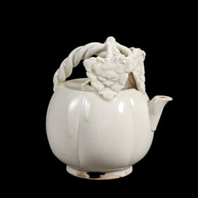 Northern Song Dynasty white porcelain lifting pot