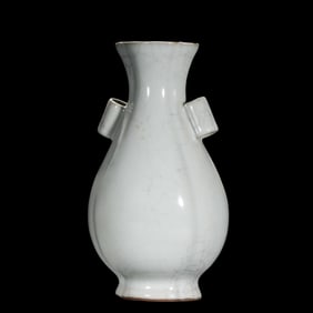 Celadon vase with full ear and flower mouth in Song Dynasty of China