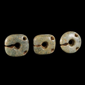 A GROUP OF CHINESE NEOLITHIC JADE JUE