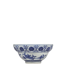 CHINESE QING DYNASTY QIANLONG PERIOD BLUE AND WHITE POMEGRANATE PATTERN BOWL