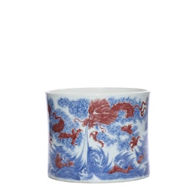 CHINESE QING DYNASTY KANGXI PERIOD BLUE AND WHITE ENAMEL RED DRAGON PATTERN PEN HOLDER