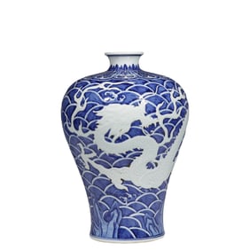 BLUE AND WHITE DRAGON PATTERN PLUM VASE IN YONGZHENG PERIOD, QING DYNASTY