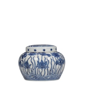 CHINESE MING DYNASTY CHENGHUA PERIOD BLUE AND WHITE AND LOTUS PATTERN LID JAR
