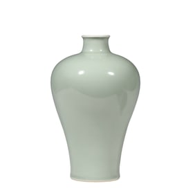 CHINESE QING DYNASTY QIANLONG PERIOD SINGLE-COLOR GLAZE PLUM VASE