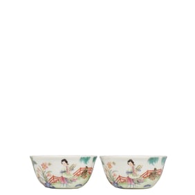 A PAIR OF CHINESE QING DYNASTY PASTEL FIGURE STORY PATTERN CUPS