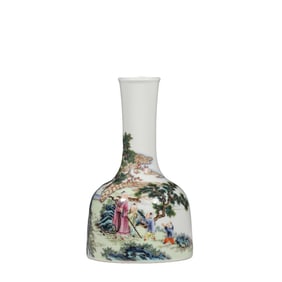 CHINESE QING DYNASTY QIANLONG PERIOD PASTEL CHARACTERS STORY PATTERN LONG-NECK VASE