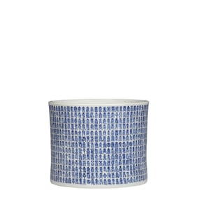 CHINESE QING DYNASTY KANGXI PERIOD BLUE AND WHITE EVERLASTING PATTERN PEN HOLDER