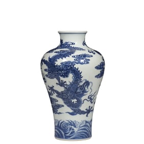 CHINESE QING DYNASTY QIANLONG PERIOD BLUE AND WHITE DRAGON PATTERN PLUM VASE