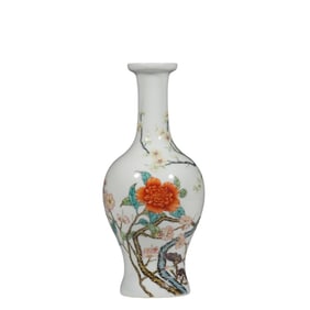 LONG NECK VASE WITH FLOWER PATTERN IN YONGZHENG PERIOD OF QING DYNASTY, CHINA