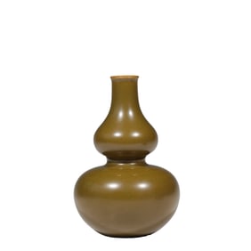 CALABASH VASE WITH TEA GLAZE IN QIANLONG PERIOD OF QING DYNASTY
