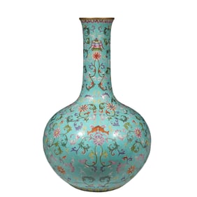 LONG NECK VASE WITH POWDER ENAMEL WRAPPED BRANCHES AND FLOWER PATTERN IN QIANLONG PERIOD OF QING