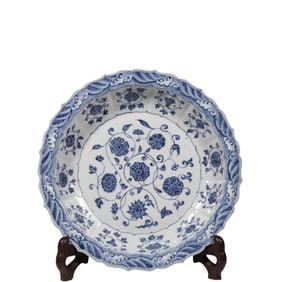 CHINESE MING DYNASTY BLUE AND WHITE WRAPPED BRANCH FLOWER PATTERN RHOMBOID PLATE