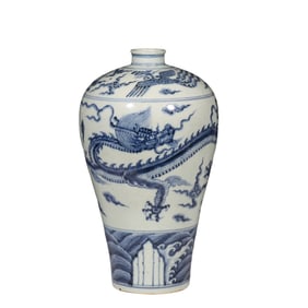 CHINESE MING DYNASTY BLUE AND WHITE DRAGON PATTERN PLUM VASE