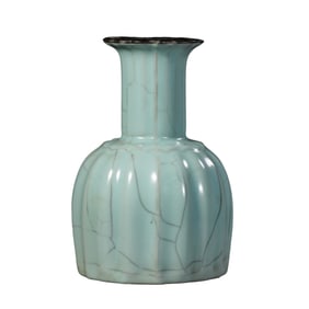 GUANYAO LONG-NECKED VASE WITH MELON EDGE AND FLOWER MOUTH IN SOUTHERN SONG DYNASTY, CHINA (QIANLONG