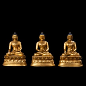 A GROUP OF SEATED GILT BRONZE BUDDHA III OF THE QING DYNASTY, CHINA