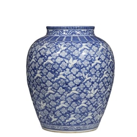 CHINESE MING DYNASTY JIAJING PERIOD BLUE AND WHITE FLYING CRANE PATTERN JAR