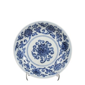 BLUE AND WHITE FLOWER PATTERN PLATE IN XUANDE PERIOD OF MING DYNASTY, CHINA