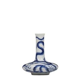 Blue and white snake vase in Daoguang period of Qing Dynasty of China