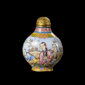 Chinese Qing Dynasty Qianlong period enamel painted snuff bottle with story patterns