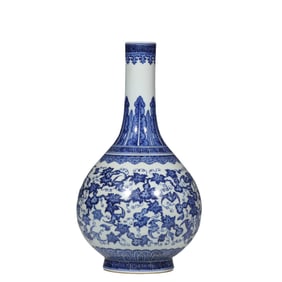 Chinese Qing Dynasty Qianlong period blue and white long-necked vase
