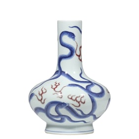 Chinese Qing Dynasty Jiaqing period blue and white snake pattern long neck vase
