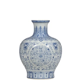 Chinese Qing Dynasty Qianlong period blue and white flower pattern vase