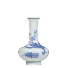 Chinese Qing Dynasty Kangxi period blue and white dragon pattern long neck vase