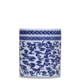 Chinese Qing Dynasty Qianlong period blue and white cloud and bat pattern lidded jar
