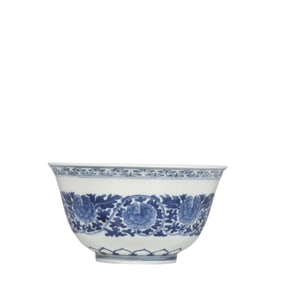 Chinese Qing Dynasty Jiaqing period blue and white flower pattern bowl