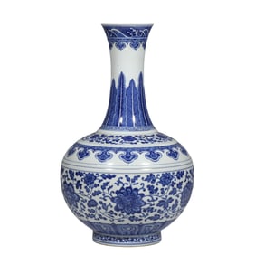 Chinese Qing Dynasty Tongzhi Period Blue and White Flower Pattern Long-necked Vase