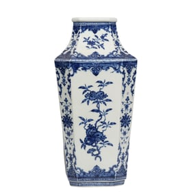 Hexagonal vase with blue and white floral patterns, Qianlong period, Qing Dynasty, China