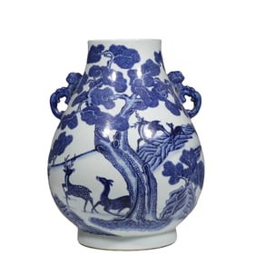 Blue and white deer pattern double-handled vase, Qianlong period, Qing Dynasty, China