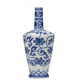 Chinese Qing Dynasty Yongzheng period blue and white flower pattern vase