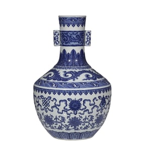 Chinese Qing Dynasty Qianlong period blue and white flower pattern long-necked vase