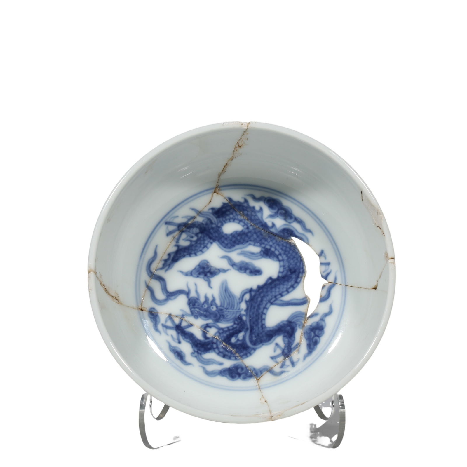 A restored blue and white dragon-patterned plate from the Chenghua period of the Ming Dynasty, China: H. 3.8 cm. Diam. 12.5 cm.