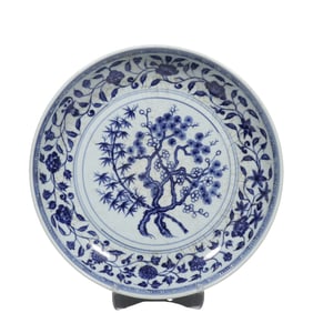 Chinese Ming Dynasty blue and white flower pattern plate