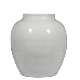 A sweet white glaze jar with carved floral patterns, from the Wanli period of the Ming Dynasty,